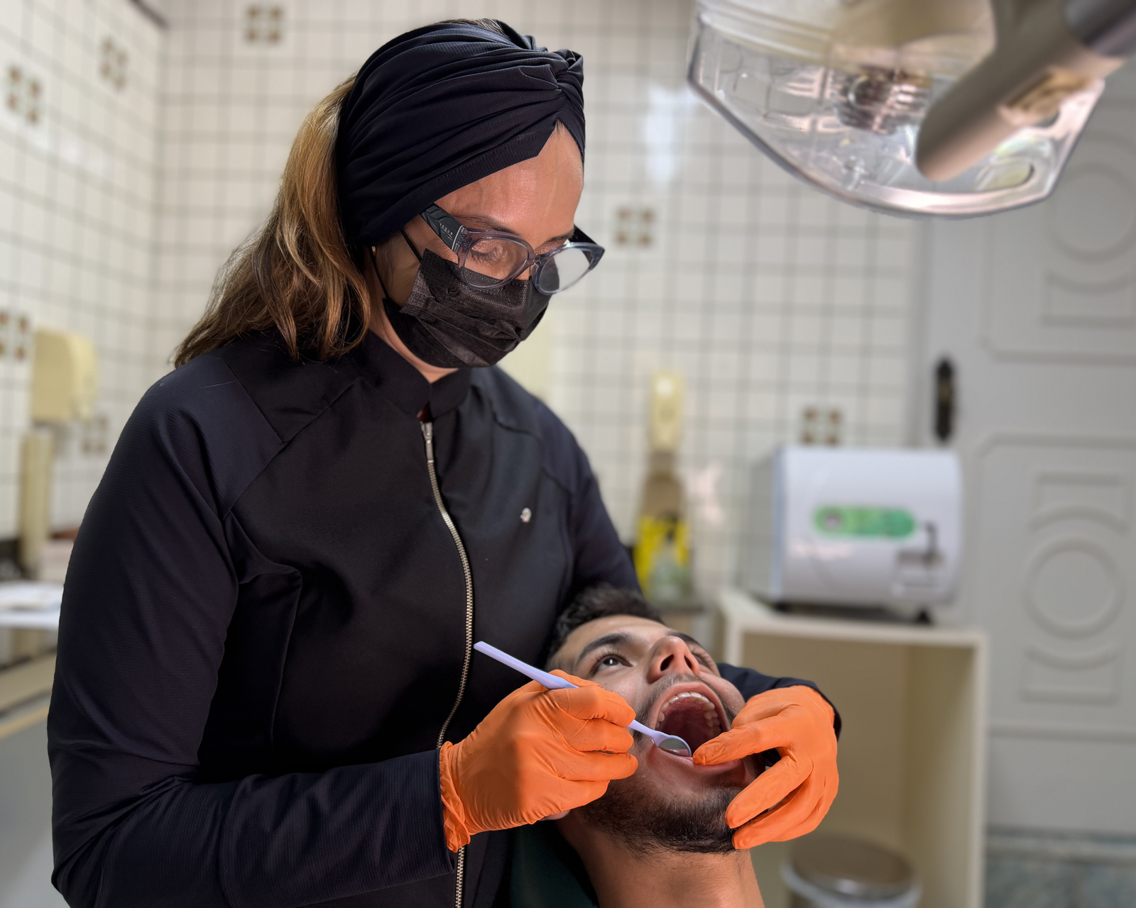 Dra. Sandra Lúcia Mariano Moura, dentista em Sorocaba, realizando atendimento odontológico em paciente no consultório.